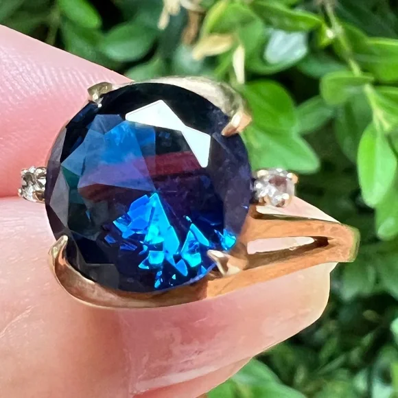 VINTAGE 10K YELLOW GOLD LARGE ROUND SYNTHETIC BLUE SPINEL RING SPRING HALLMARK